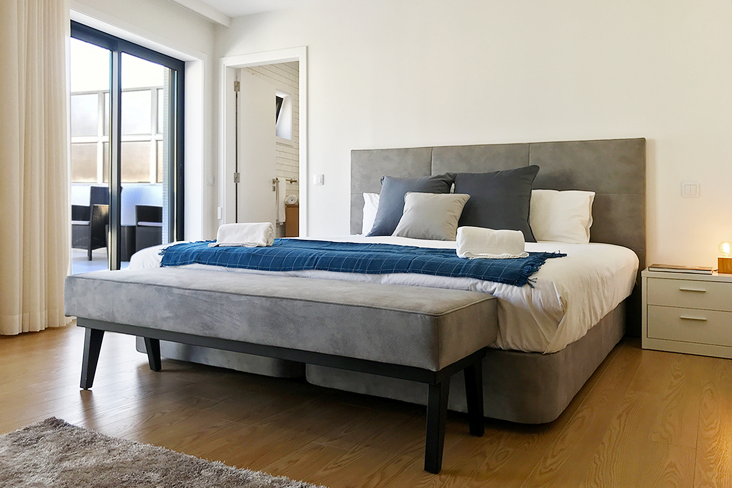 T0 Premium Renovado com Terraço | Rua de Santa Catarina — Zona de dormir com acesso ao terraço